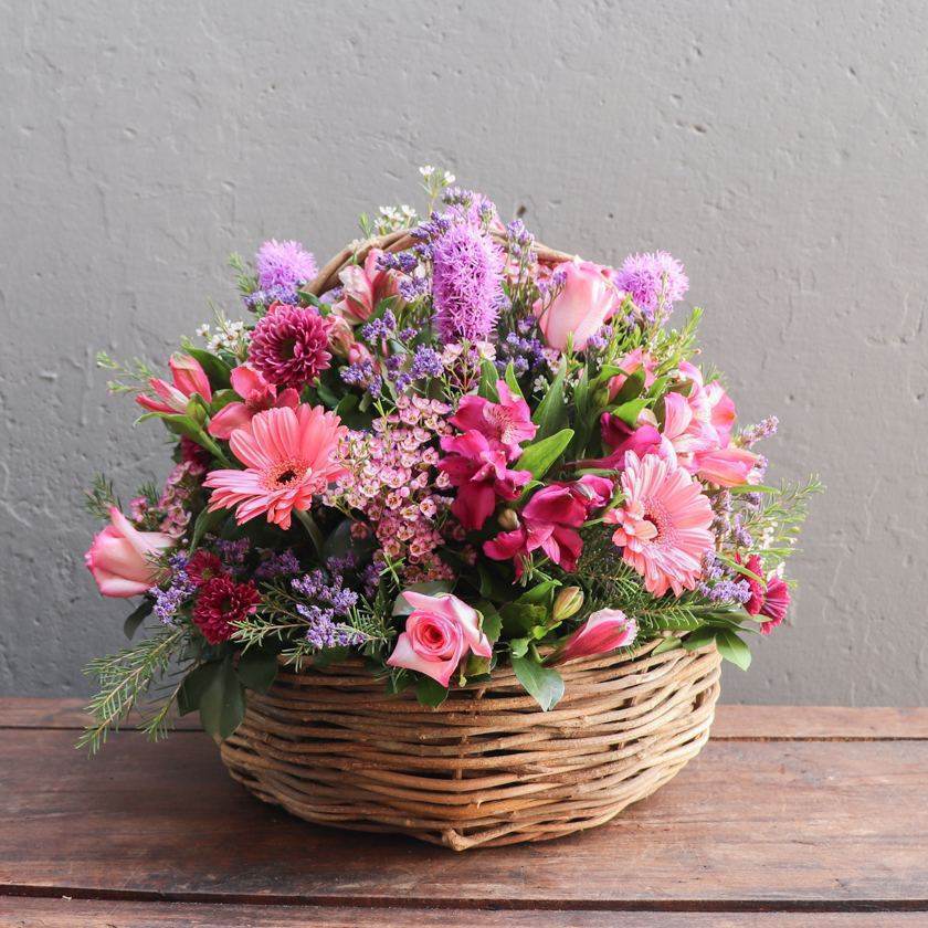 Canasta floral tonos rosados