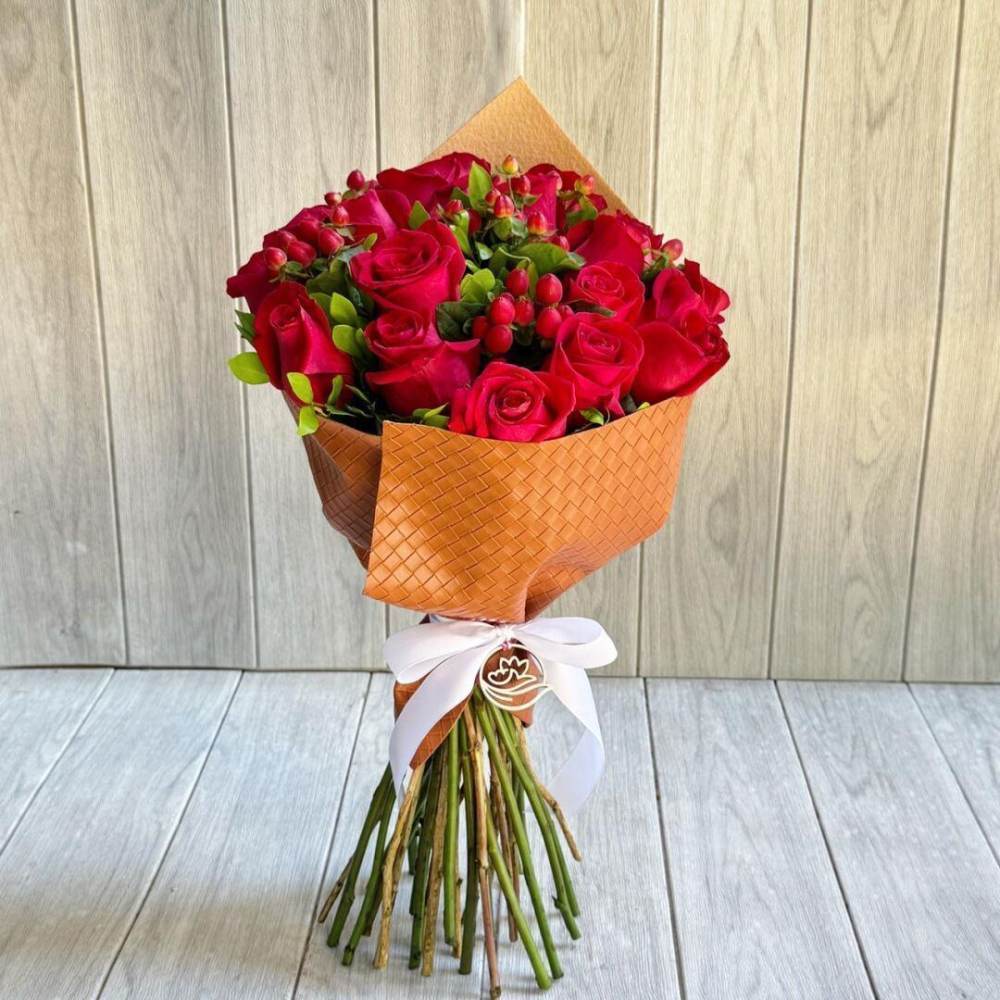 RAMO CON ROSAS E HIPERICUM