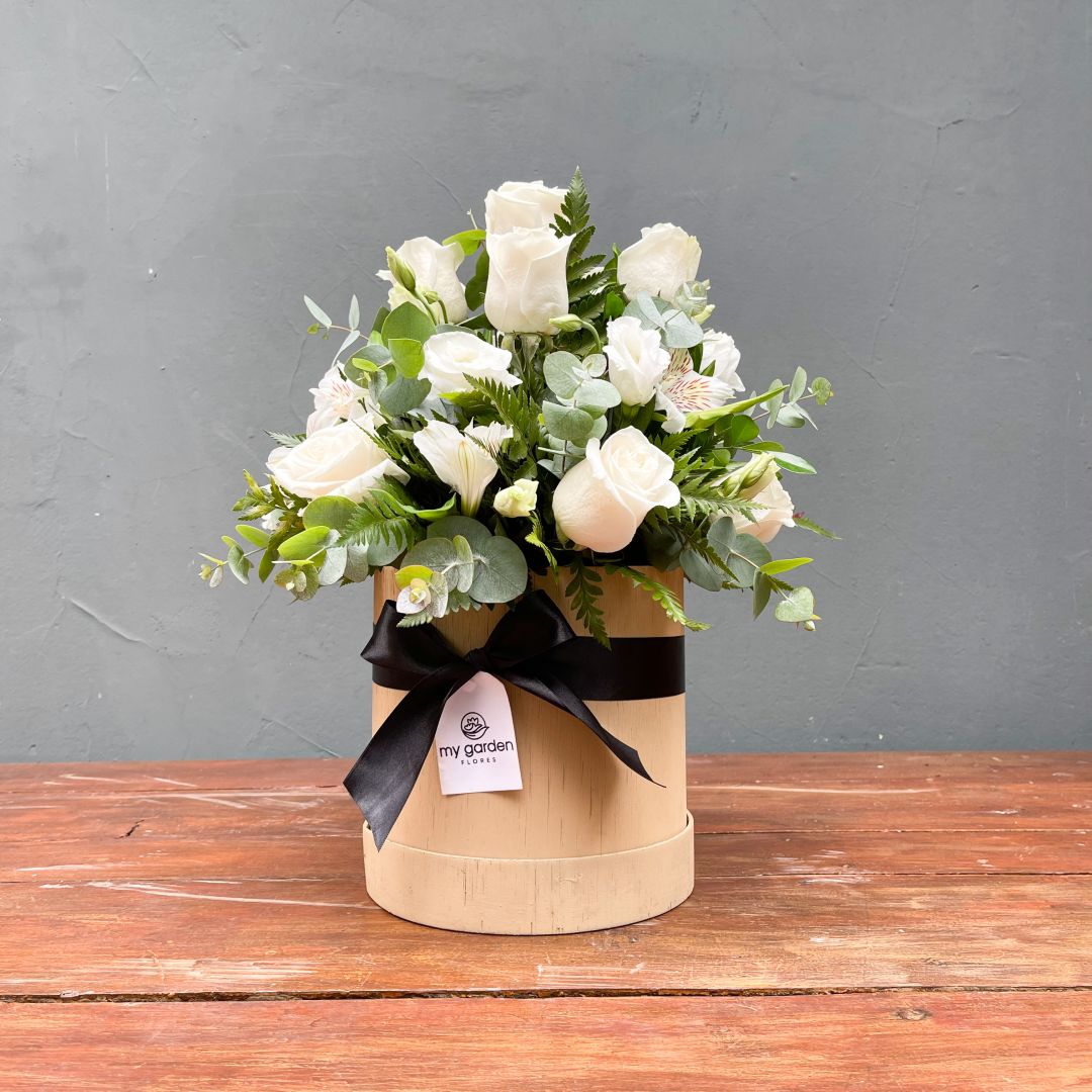 BASE BEIGE CON FLORES BLANCAS