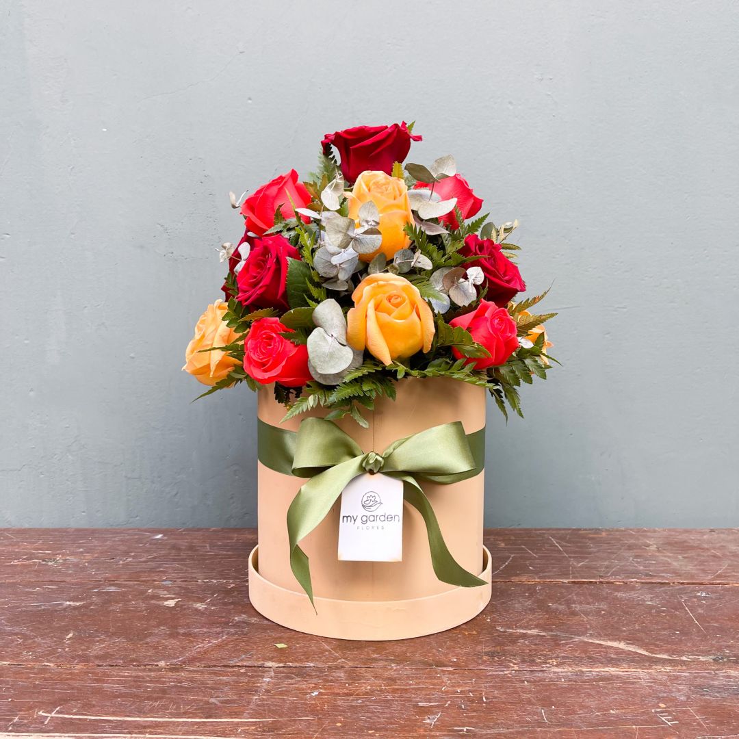 BASE BEIGE CON ROSAS TONOS FUERTES