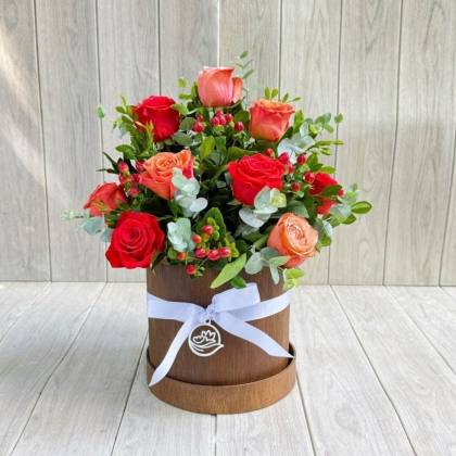 BASE REDONDA CON ROSAS TONOS FUERTES