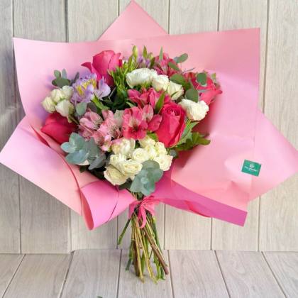 Ramo de rosas y astromelias